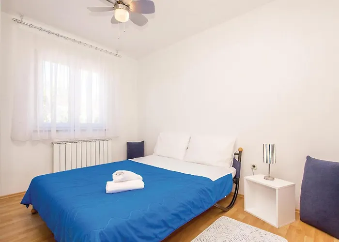 Apartamento 1 Bedroom Amazing In Šmrika