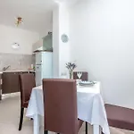 1 Bedroom Amazing In Lägenhet Šmrika